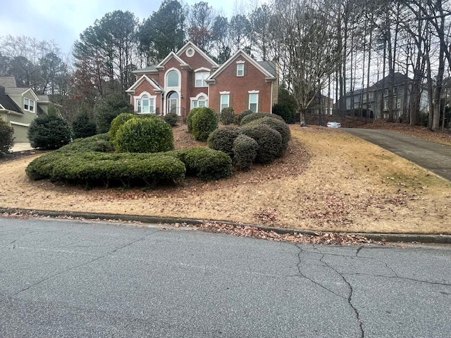 Moe Lawns of Milton, GA - Cleaning Up Leaves & Applying Pine Straw - AFTER