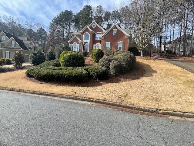 Moe Lawns of Milton, GA - Cleaning Up Leaves & Applying Pine Straw - BEFORE